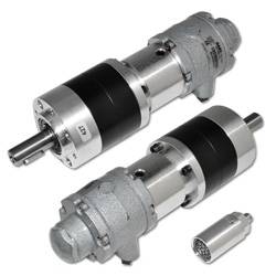 Zwei Industriegetriebemotoren und ein kleines zylindrisches Bauteil.