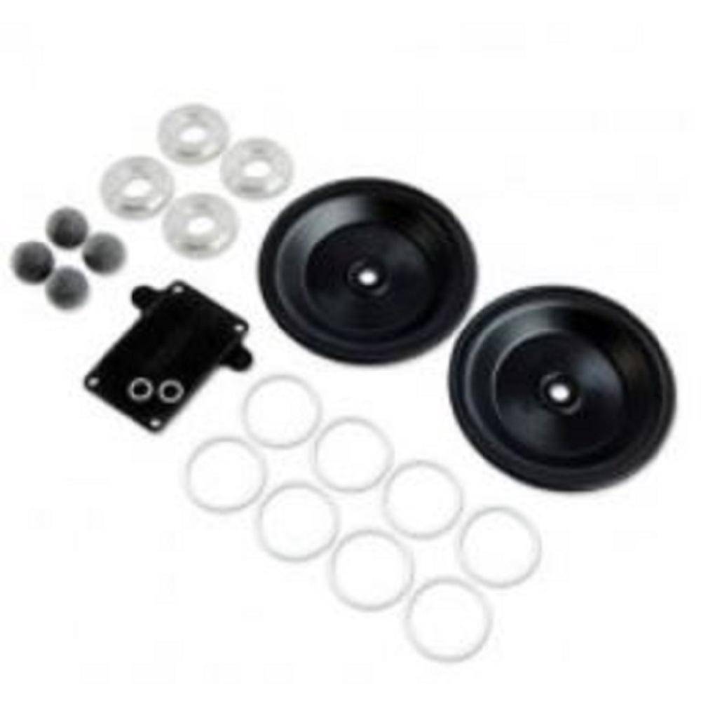 Verschiedenes Hardware-Set mit zwei schwarzen Rädern, Kunststoffringen, grauen Abstandshaltern, vier kleinen schwarzen Kugeln und einer Montageplatte auf weißem Hintergrund.