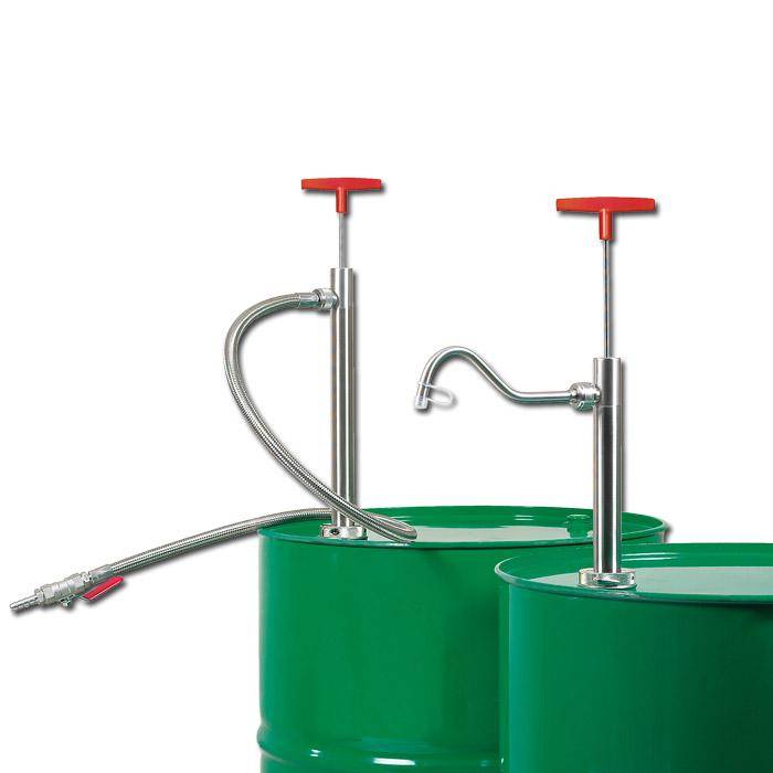 Zwei manuelle Fasspumpen mit roten T-Griffen und Metallschläuchen, die auf grünen Fässern montiert sind.