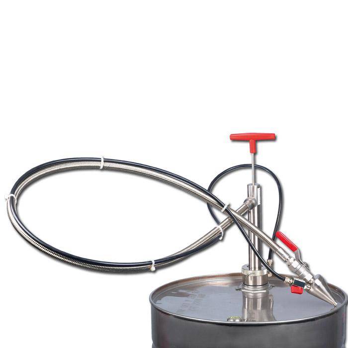 Metallische Handpumpe mit einem roten T-Griff, der an einem runden Behälter befestigt ist, mit einem aufgerollten Schlauch und einer Düse auf weißem Hintergrund.