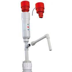 Pumpspender mit weißem Körper und roter Kappe, verwendet zum Dosieren von Flüssigkeiten. Die Teile zeigen den Hauptkörper, die Ausgießer und die aufschraubbare Kappe.