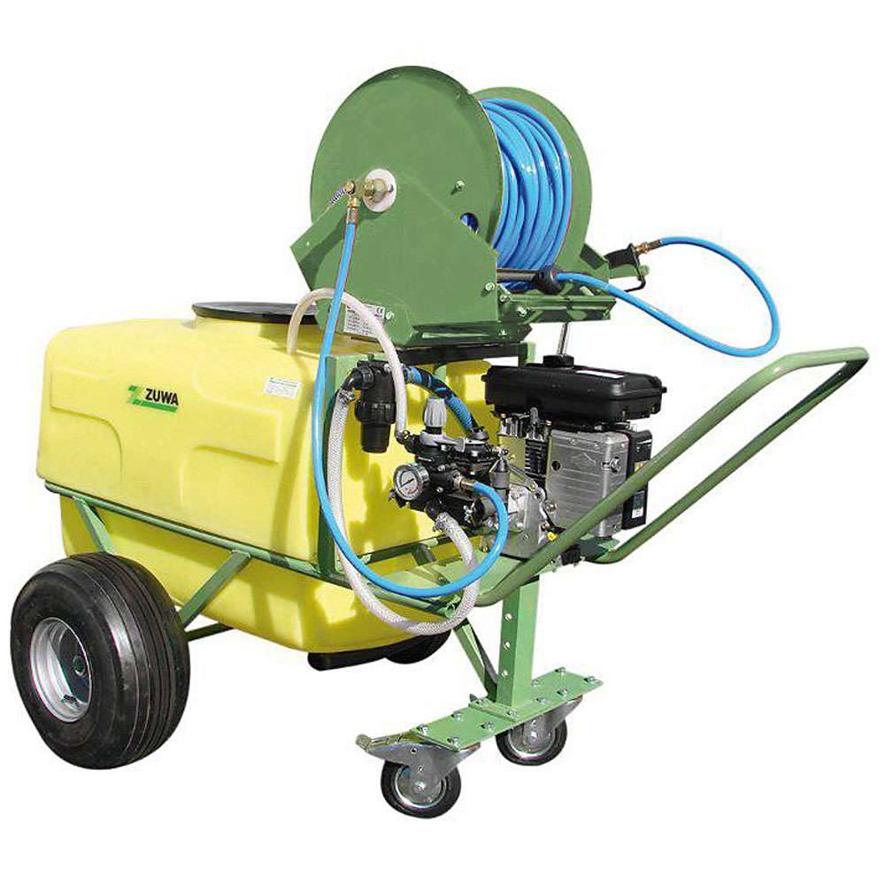 Anhängbarer Sprüher mit gelbem Tank, Schlauchrolle, Motor und Rädern auf weißem Hintergrund.