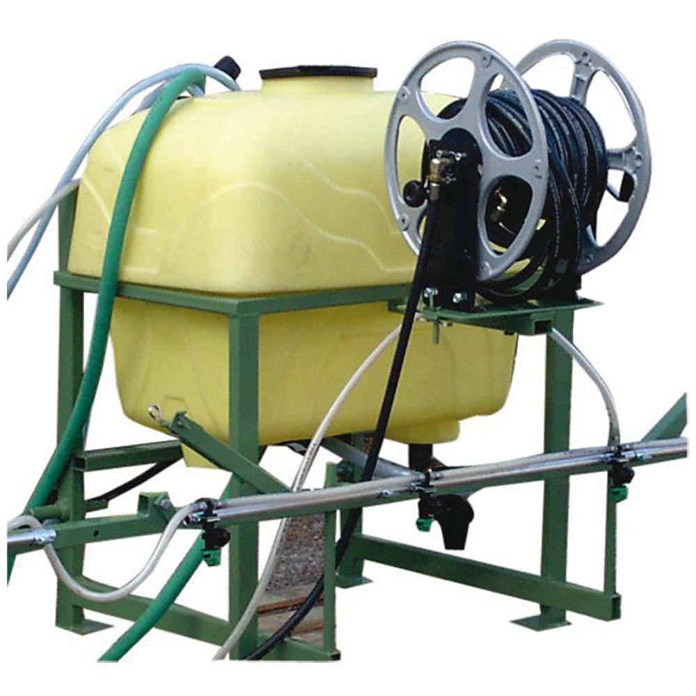 Gelber Landwirtschaftsspritzbehälter auf einem grünen Metallgestell mit einer Schlauchrolle und verbundenen Schläuchen.