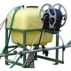 Ein gelber Agrarsprüher mit Schlauchhaspel, montiert auf einem grünen Metallrahmen.