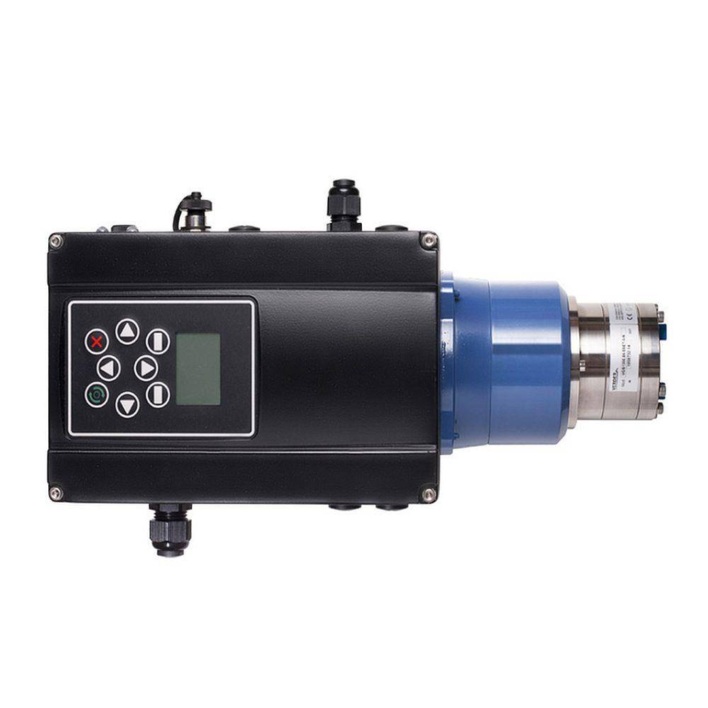 Industrieller Sensor oder Aktor mit schwarzem Steuergehäuse, kleinem Bedienfeld, blauem zylindrischen Abschnitt und Metallstecker auf der rechten Seite.