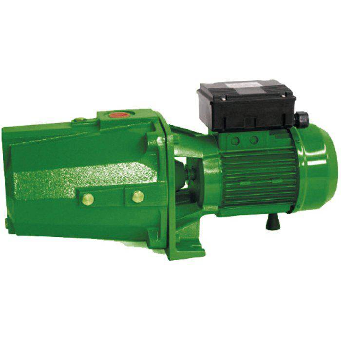 Grüne elektrische Wasserpumpe mit angebautem Motor auf weißem Hintergrund.