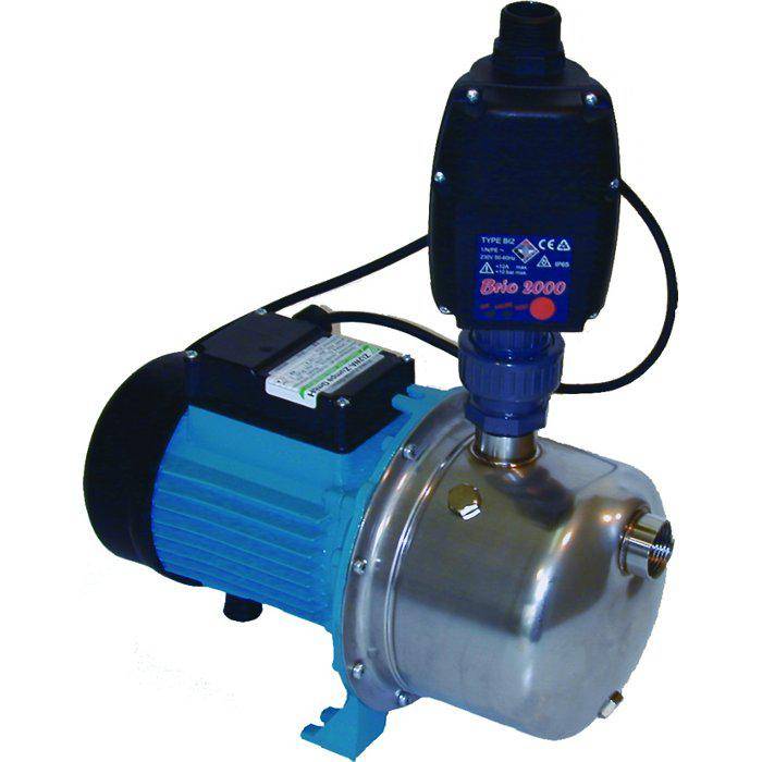Elektrische Wasserpumpe mit blauem Motor, Edelstahlgehäuse und angebrachter schwarzer Steuereinheit auf weißem Hintergrund.