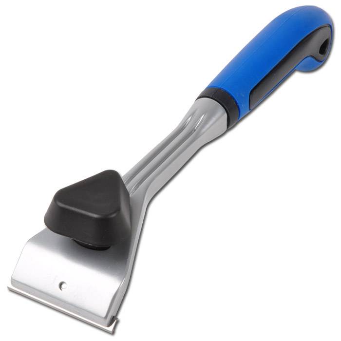 Ein Farbschaber mit blauem Griff, einer Metallklinge und schwarzer Daumenstütze auf weißem Hintergrund.