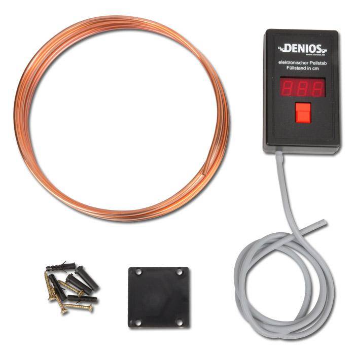 Aufgewickelte Kupferdrahtschleife mit einem elektronischen Füllstandsanzeiger von DENIOS und angeschlossenem Kabel, plus Befestigungsschrauben und einer kleinen Halterung auf weißem Hintergrund.