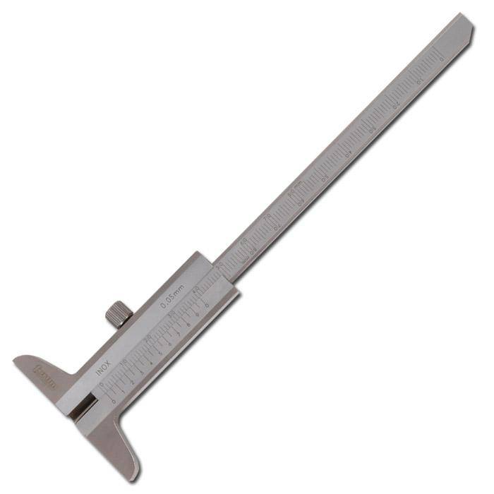 Metallische Schieblehre zum präzisen Messen, diagonal auf weißem Hintergrund gezeigt.