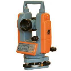 Ein orange-blauer Theodolith mit digitaler Anzeige, verwendet zum Messen von Winkeln bei Vermessungs- und Bauaufgaben.
