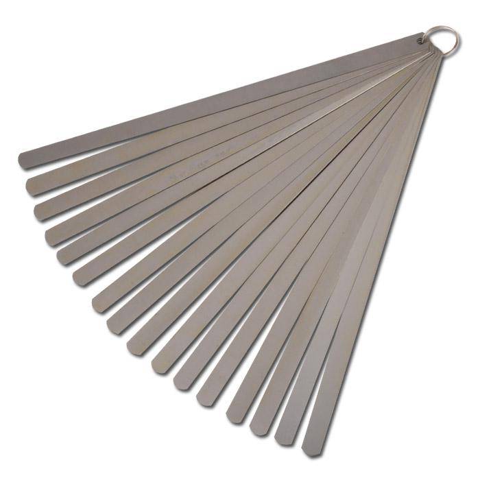 Ein Satz von Stahlfehlerlehren, fächerartig ausgebreitet, wird verwendet, um Spaltbreiten in unterschiedlichen Stärken zu messen.