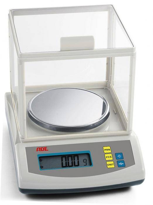 Digitale Laborwaage mit transparentem Windschutz und rundem Wägepfännchen, zeigt 0,0 g auf dem vorderen Display an.