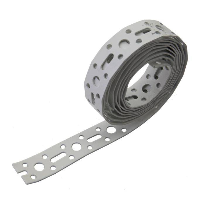 Aufgerollter grauer perforierter Metallstreifen mit mehreren Löchern, ähnlich wie flexibles Umreifungsmaterial oder belüftetes Klebeband, auf weißem Hintergrund.