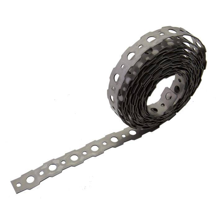 Aufgerolltes Paket aus perforiertem Metallband oder Montageklebeband auf weißem Hintergrund, mit einem ausgerollten Streifen nach außen.