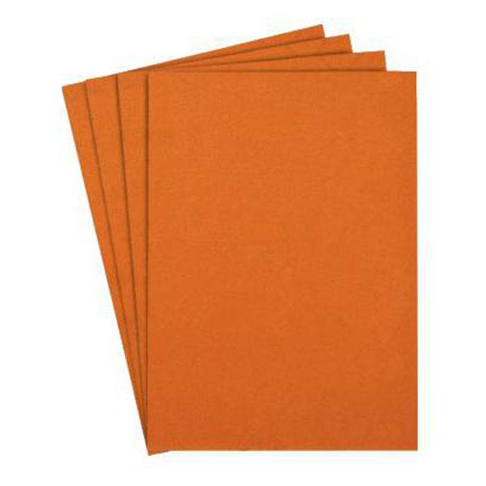Stapel aus vier orangefarbenen Papierblättern, leicht gefächert und überlappend auf weißem Hintergrund.