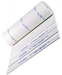 Ein Stapel und eine Rolle von weißen Polyurethanschaumplatten, mit blauen Produktcodes beschriftet, die verschiedene Dicken präsentieren.