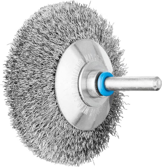 Eine Drahtradpinsel mit dichten Metallborsten und einer zentralen Welle zur Befestigung, die zum Reinigen oder Polieren von Oberflächen verwendet wird.