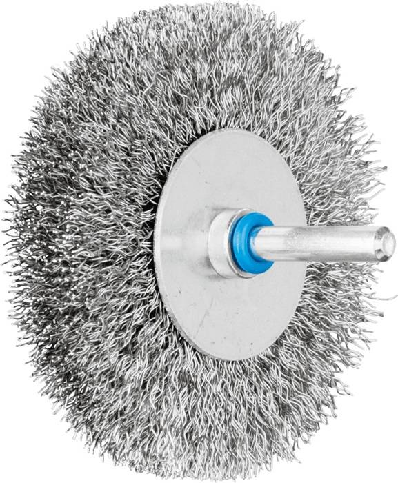 Ein rundes Drahtbürstenrad mit dichten Metallborsten, die an einem zentralen Naben und Schaft befestigt sind, das zum Reinigen oder Polieren von Oberflächen verwendet wird.