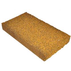 Ein rechteckiger Korkblock, braun mit strukturierter Oberfläche, wird für Yoga- und Fitnessübungen verwendet und ist vor einem einfachen weißen Hintergrund dargestellt.