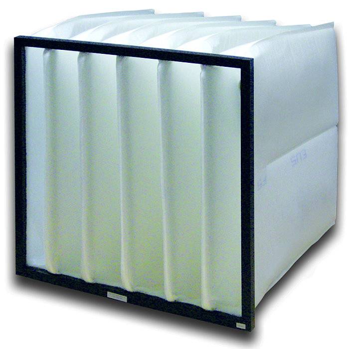 Weißer geraffter HVAC-Luftfilter in einem schwarzen Rahmen, in einer Winkelansicht auf einem einfachen Hintergrund dargestellt.