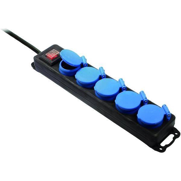 Eine schwarze Steckdosenleiste mit fünf blauen, abgedeckten Steckdosen und einem roten Ein/Aus-Schalter, konzipiert für elektrische Verbindungen und Sicherheit.