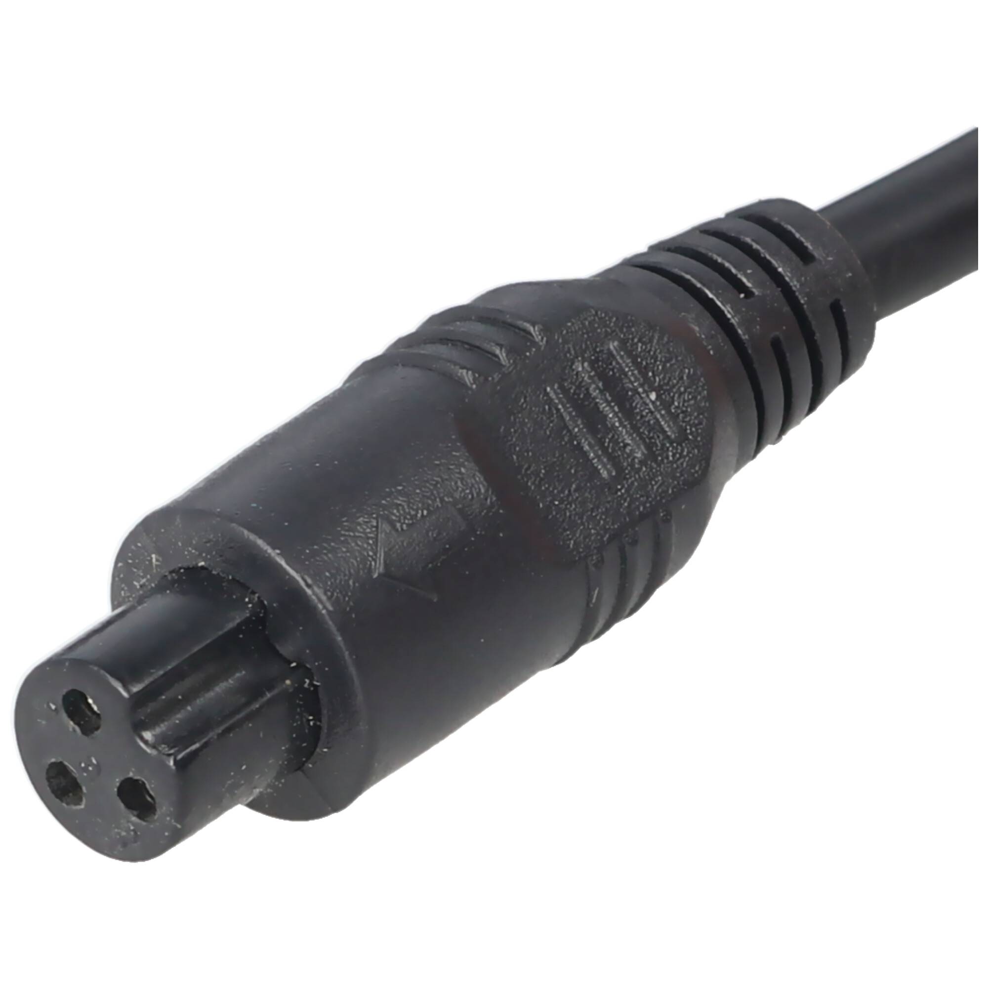 Nahaufnahme eines schwarzen dreipoligen Elektrosteckers, der an einem Kabel auf weißem Hintergrund befestigt ist.