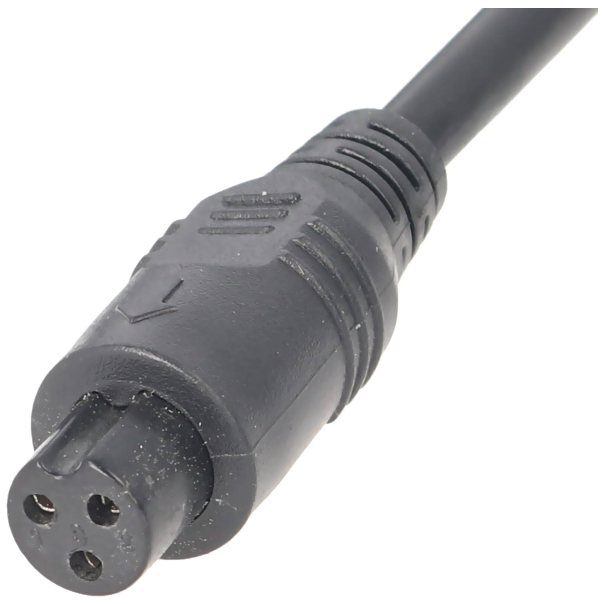Schwarzer dreipoliger Elektrostecker mit Kabel auf weißem Hintergrund.