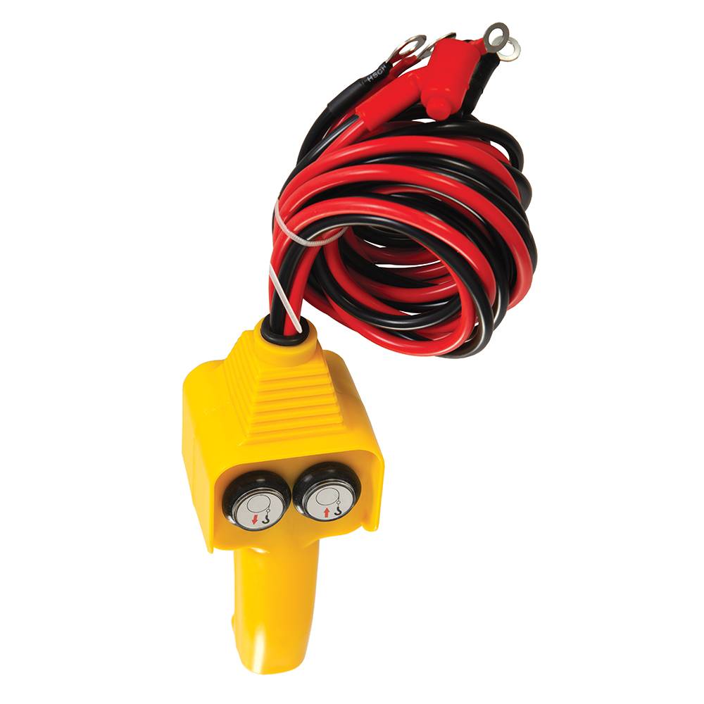 Ein gelbes tragbares Fahrzeugbatterietestgerät mit rot und schwarz gewickelten Kabeln auf der Oberseite, mit zwei runden Messinstrumenten am Griff.