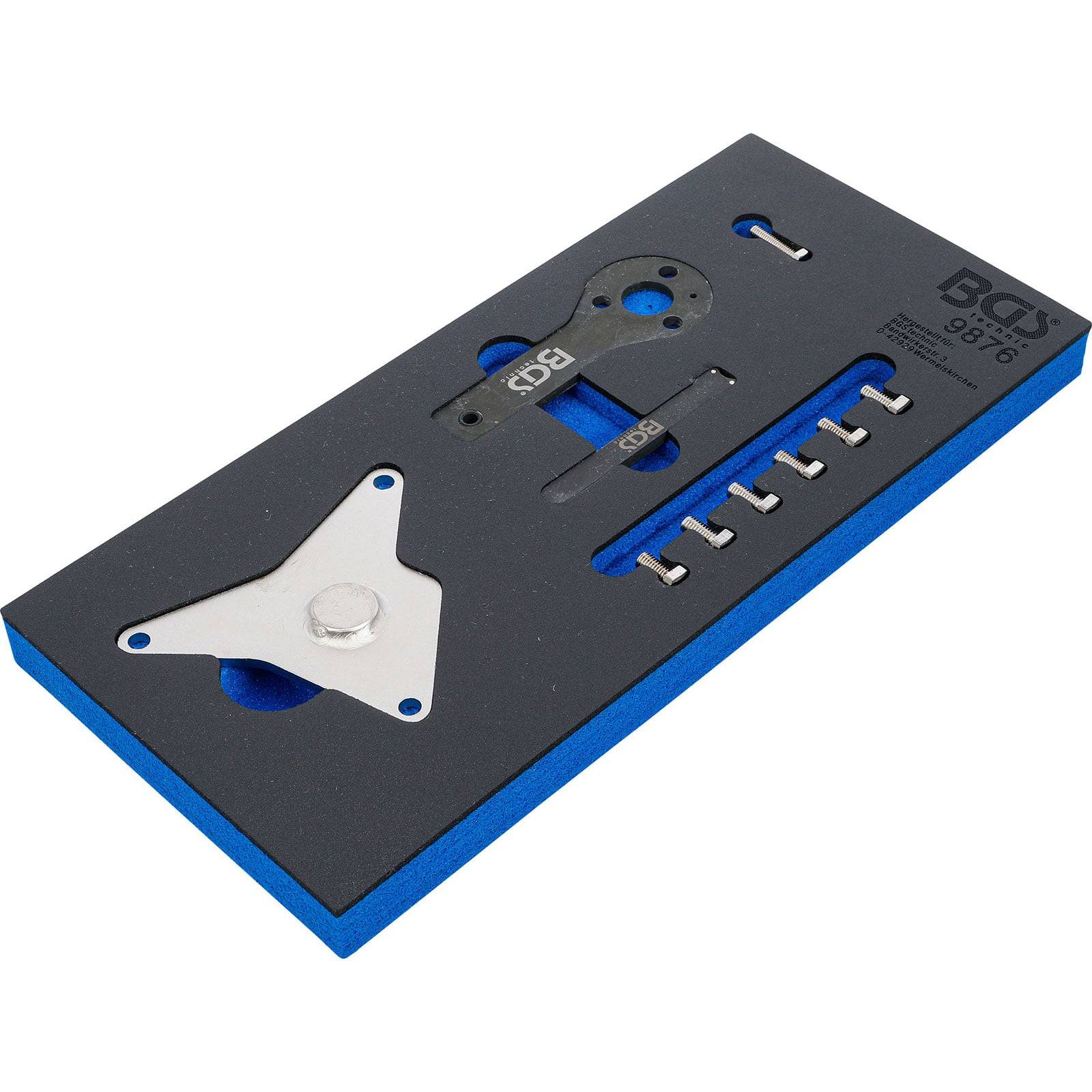 Motorspeezialwerkzeug-Set in einem Schaumstoffbehälter, bestehend aus verschiedenen Metallkomponenten, die für eine präzise Ausrichtung während der Motorwartung konzipiert sind.