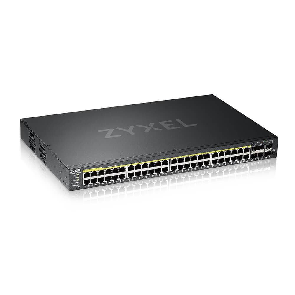 Schwarzer Zyxel Netzwerk-Switch mit vielen Ethernet-Anschlüssen auf der Frontplatte, dargestellt auf weißem Hintergrund.