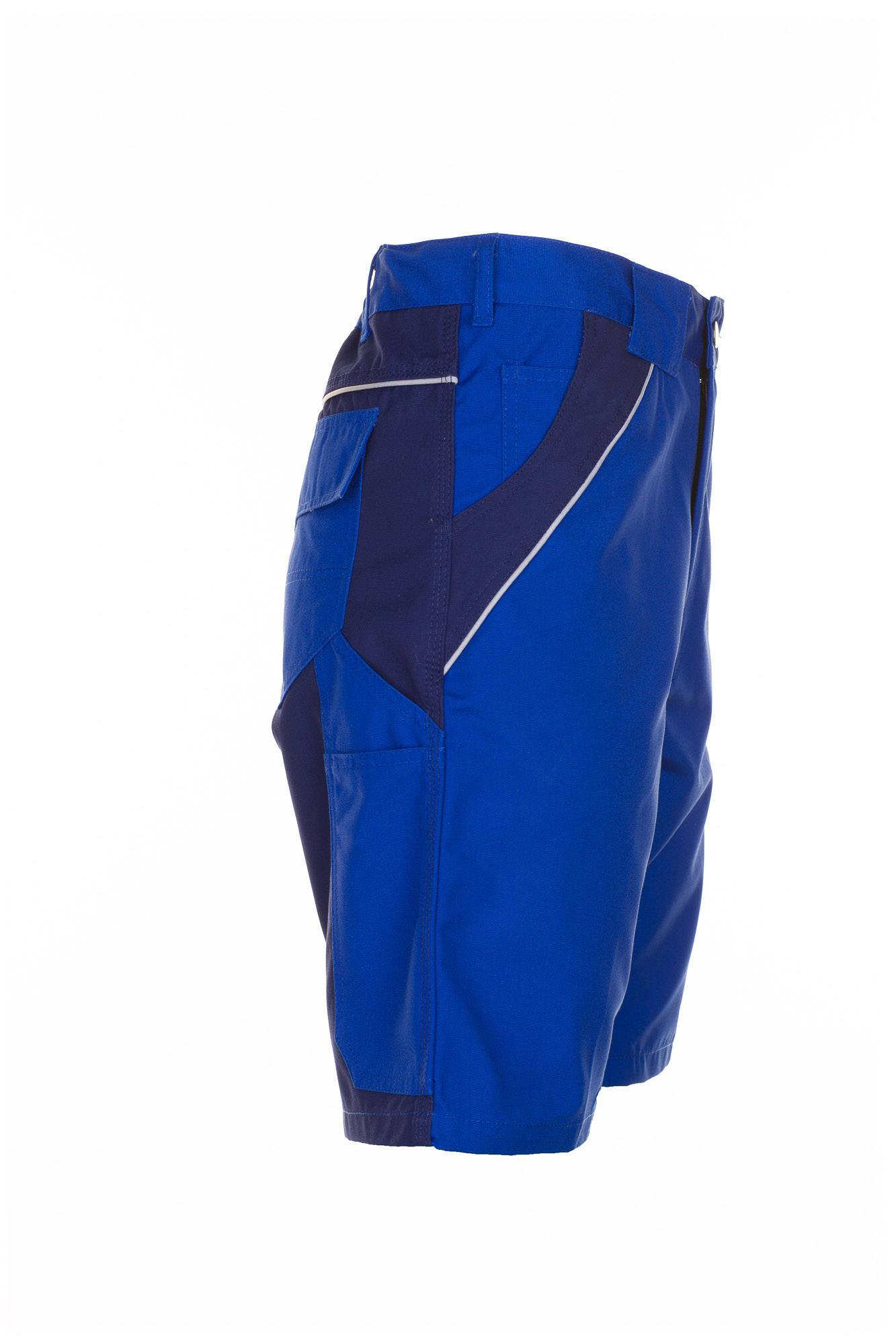 Blaue Sportshorts mit dunkelmarineblauen und schwarzen Paneelakzenten, isoliert auf weißem Hintergrund dargestellt.