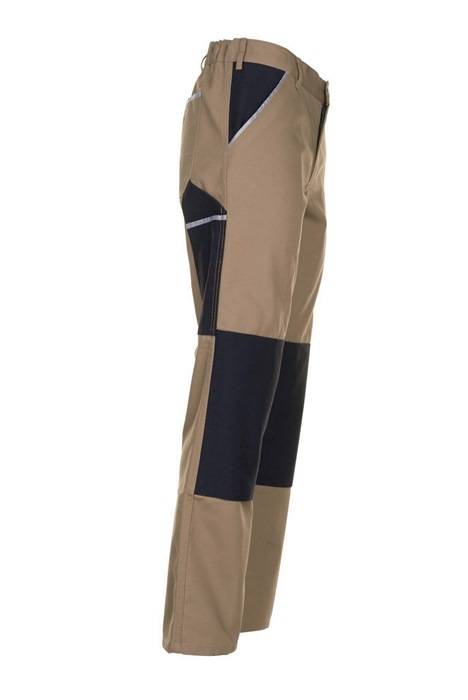 Tan- und schwarze Outdoor-Hosen mit verstärkten Paneelen und Knieschonern, isoliert auf weißem Hintergrund dargestellt.