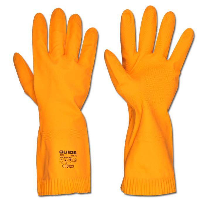 Paar orangefarbener Gummi-Reinigungshandschuhe, von vorne und hinten auf weißem Hintergrund gezeigt.