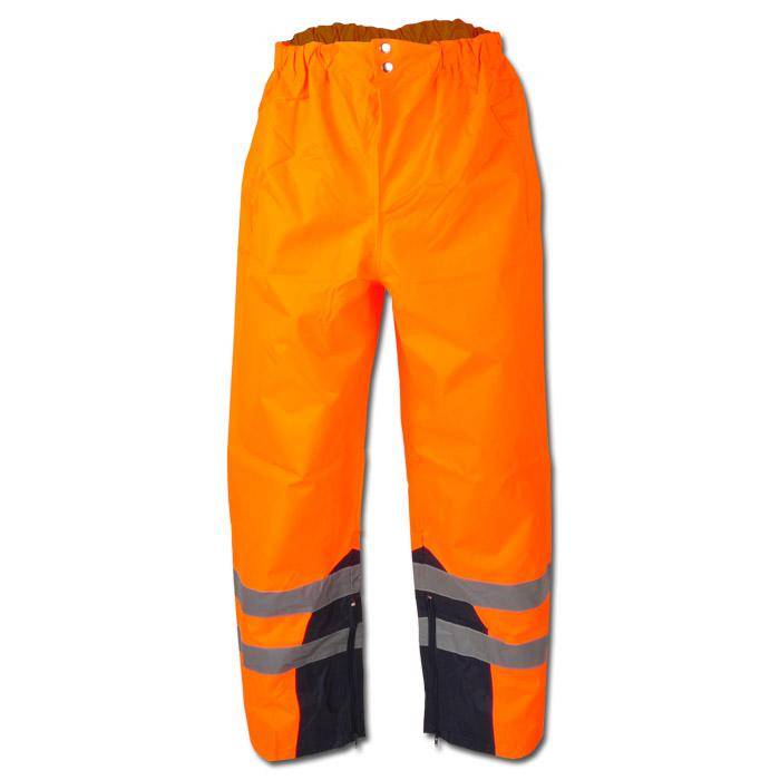 Leuchtend orangefarbige Arbeitshosen mit hoher Sichtbarkeit und reflektierenden grauen Bändern in der Nähe der Manschetten und dunklen Verkleidungen am unteren Beinbereich, Vorderansicht auf weißem Hintergrund.