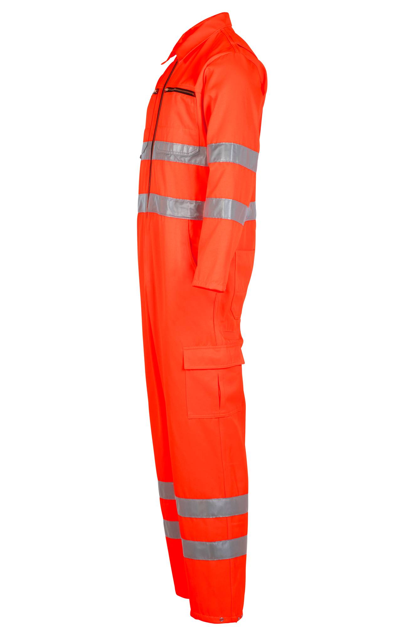 Hochsichtbare orangefarbene Schutzanzüge mit reflektierenden silbernen Bändern, gezeigt in Seitenansicht auf einem einfachen weißen Hintergrund.