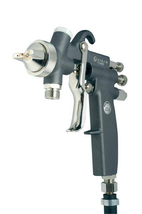 Nahaufnahme einer tragbaren Sprühpistole mit einer Metalldüse und dunklem Griff auf weißem Hintergrund.