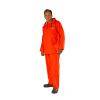 Eine Person in einer leuchtend orangefarbenen Arbeitsuniform steht frontal ausgerichtet. Die Uniform besteht aus einer Jacke und einer Hose, und die Person trägt dunkle Schuhe.