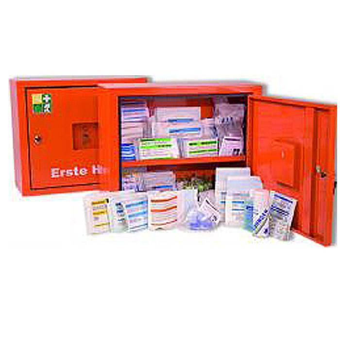 Offener roter Erste-Hilfe-Schrank mit leicht geöffneten Türen, der verschiedene medizinische Hilfsmittel und Verbandsmaterialien innen und davor zeigt.