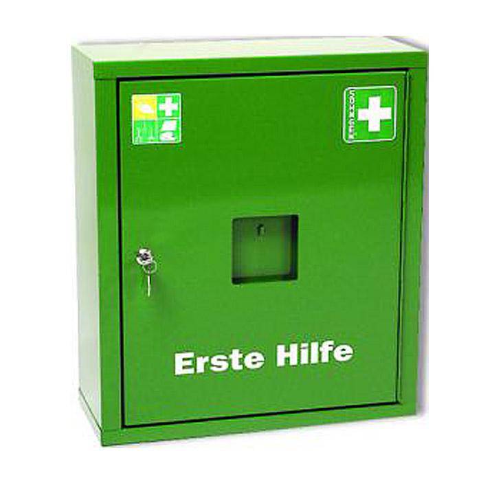 Grüner Erste-Hilfe-Schrank mit Schloss und weißen Kreuzsymbolen, beschriftet mit „Erste Hilfe