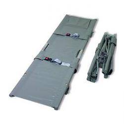 Eine graue Klappliege ist flach ausgebreitet mit einem zusätzlichen gefalteten Abschnitt daneben, konzipiert für den medizinischen Notfalleinsatz.