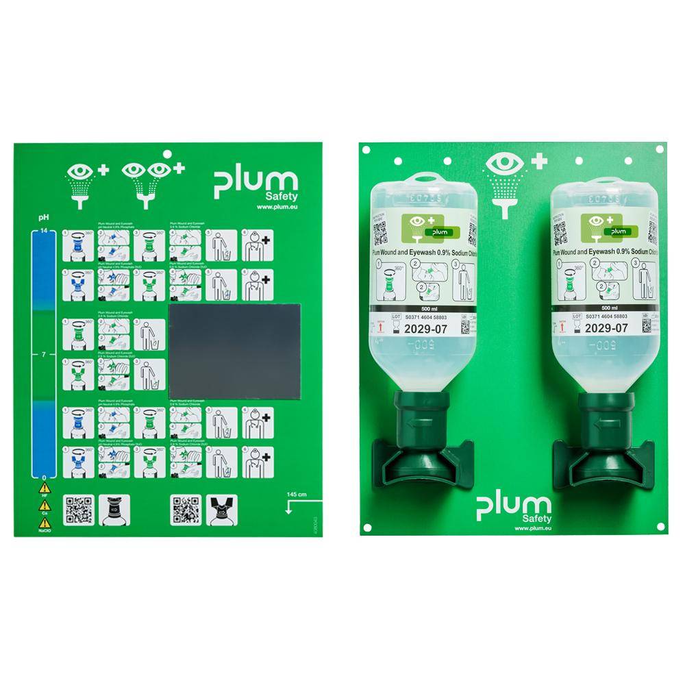 Augenspülstation mit zwei montierten Plum Safety-Flaschen, Anleitung und Notfall-Augenpülsymbolen auf einem grünen Panel.