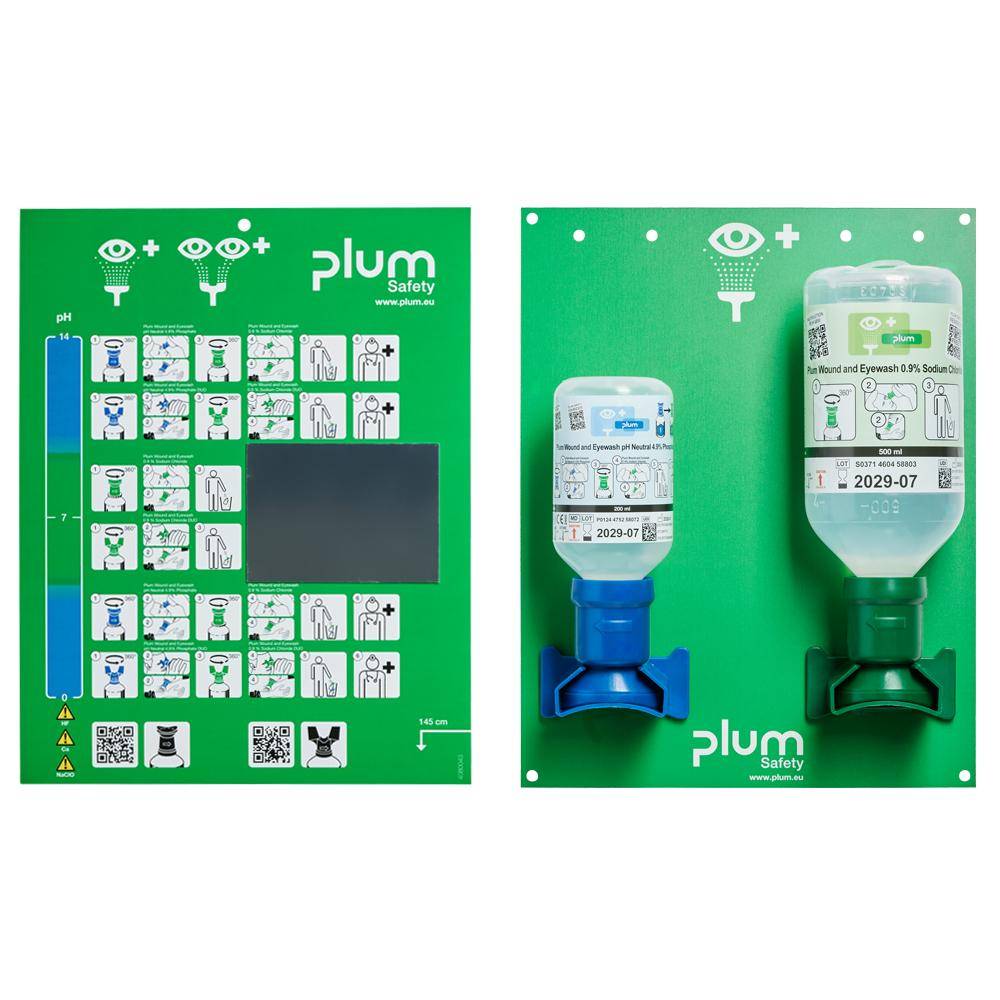 Zwei grüne Plumsafety-Sicherheitsplakate zeigen Augenspülflaschen-Diagramme und Anweisungen; eines enthält ein leeres dunkles Anzeigetafel und QR-Codes.