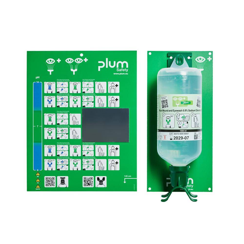 Grüne Sicherheitsaugenspülstation mit pH-Diagramm, Piktogrammen, QR-Codes und einer montierten Notfall-Augenspülerflasche auf der rechten Seite.