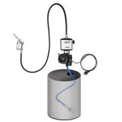 Ein kompaktes Pumpensystem mit einem Schlauch, der mit einem großen zylindrischen Behälter verbunden ist, wahrscheinlich zum effizienten Umschlag von Flüssigkeiten konzipiert.