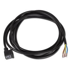 Ein aufgerolltes schwarzes Kabel mit einem Stromstecker an einem Ende und vier farbigen Drähten am anderen Ende, die freigelegt sind.