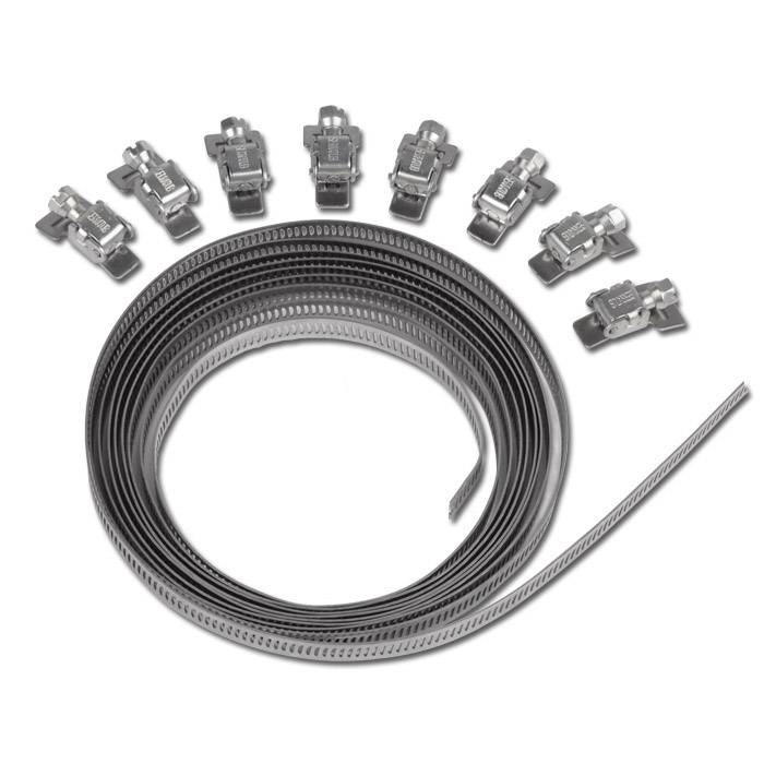 Aufgerollter Metallschlauch oder Metallband mit sieben kleinen schnallenartigen Klammern, die darüber auf weißem Hintergrund angeordnet sind.