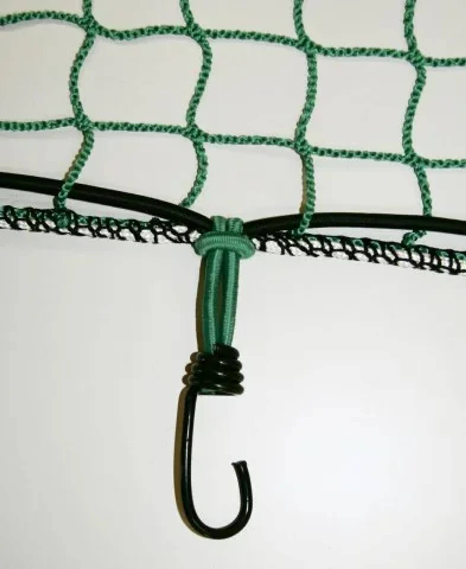 Großaufnahme eines grün-schwarzen Hakens, der an einem Maschenetz gebunden ist und die Befestigungsstelle des Netzes zeigt.