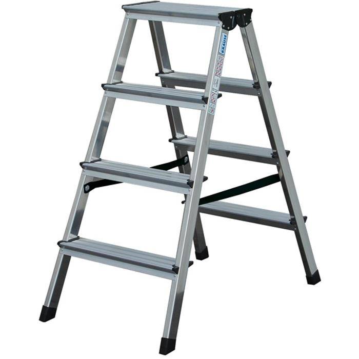 Aluminium-Trittleiter mit vier breiten Stufen und einer Sicherheitsspange, dargestellt in offener Position auf weißem Hintergrund.
