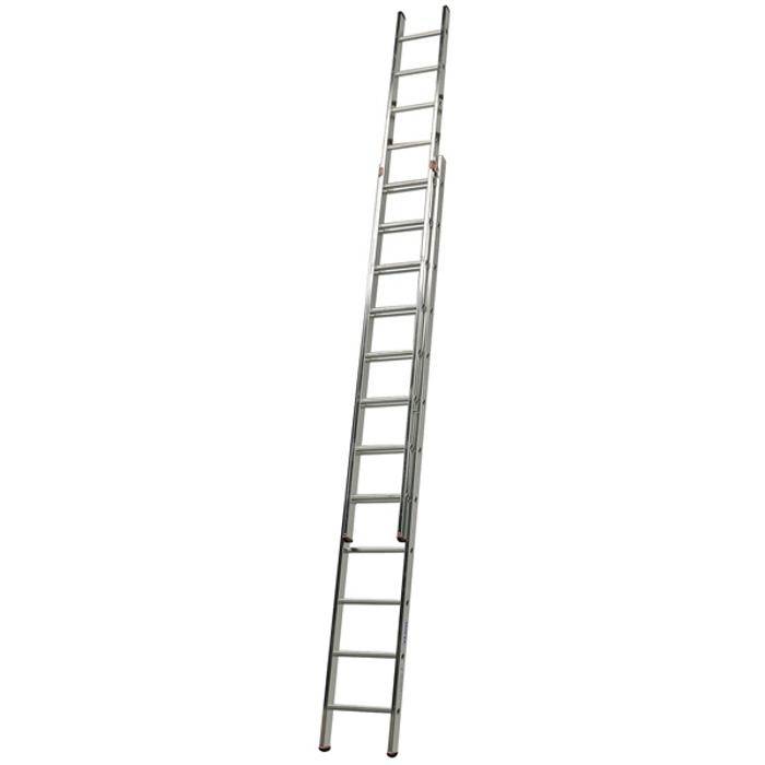 Hohe Aluminiumanlegeleiter, die aufrecht auf weißem Hintergrund steht.